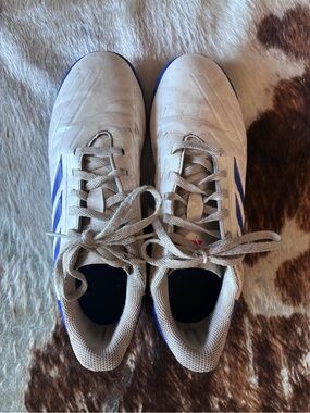 adidas Kids pearl white futsal soccer shoes, size 6